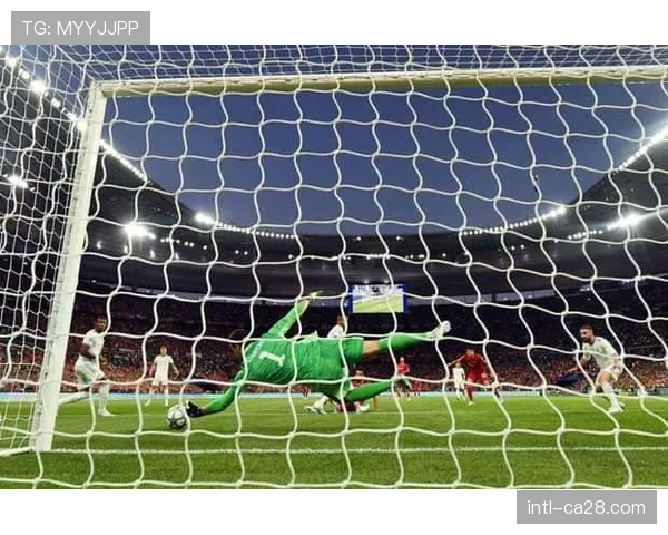 从僵局到溃败:复盘法兰克福防线如何被沃尔夫斯堡的连续斜传打穿 从僵局到溃败:复盘法兰克福防线如何被沃尔夫斯堡的连续斜传打穿